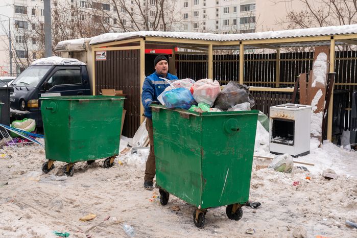 Работа мусоровозов зимой в Красногорске