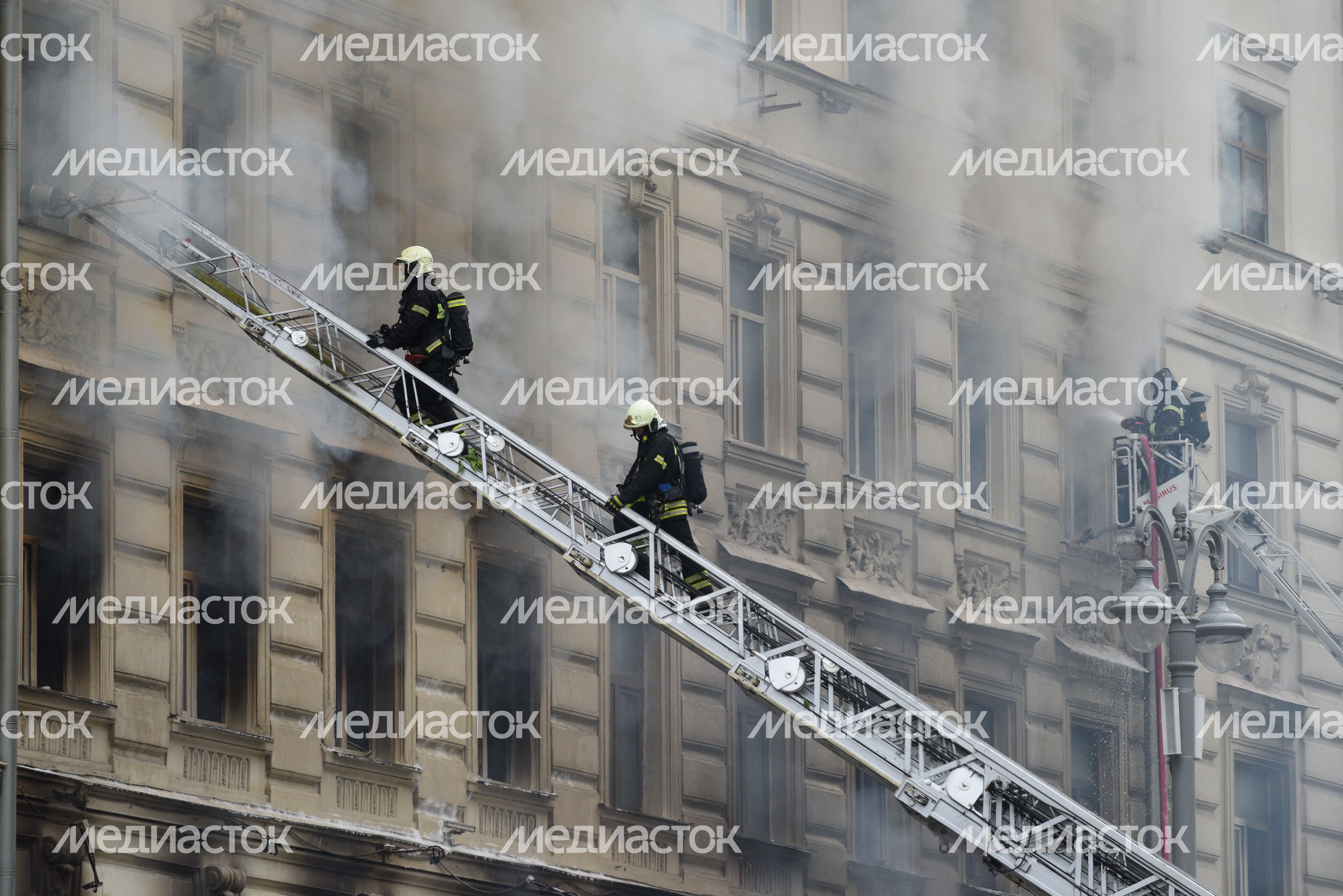 Пожар в реставрируемом здании на Тверской улице в Москве