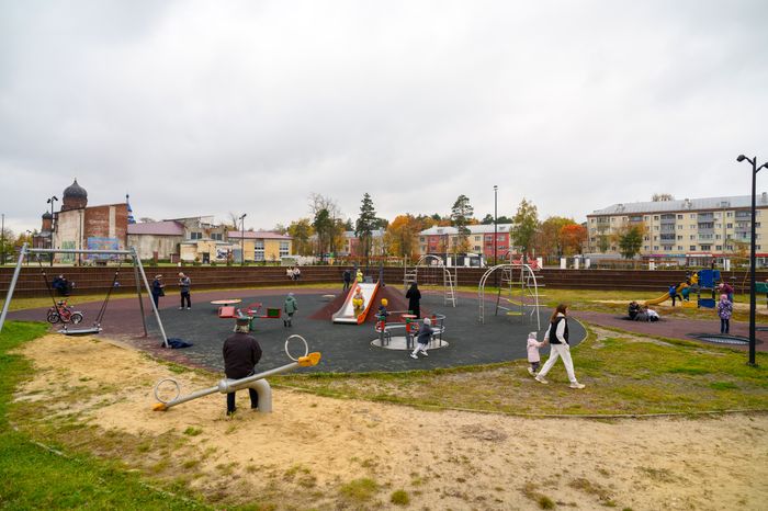 Детская площадка в парке культуры и отдыха «Дулевский» в Ликино-Дулево осенью