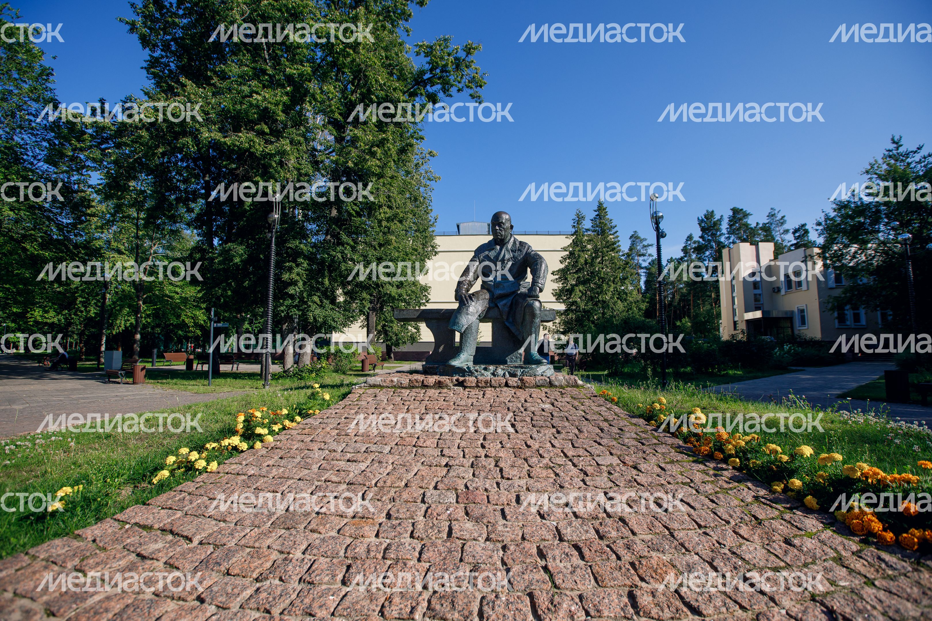 Дубна. Памятник М.Г. Мещерякову