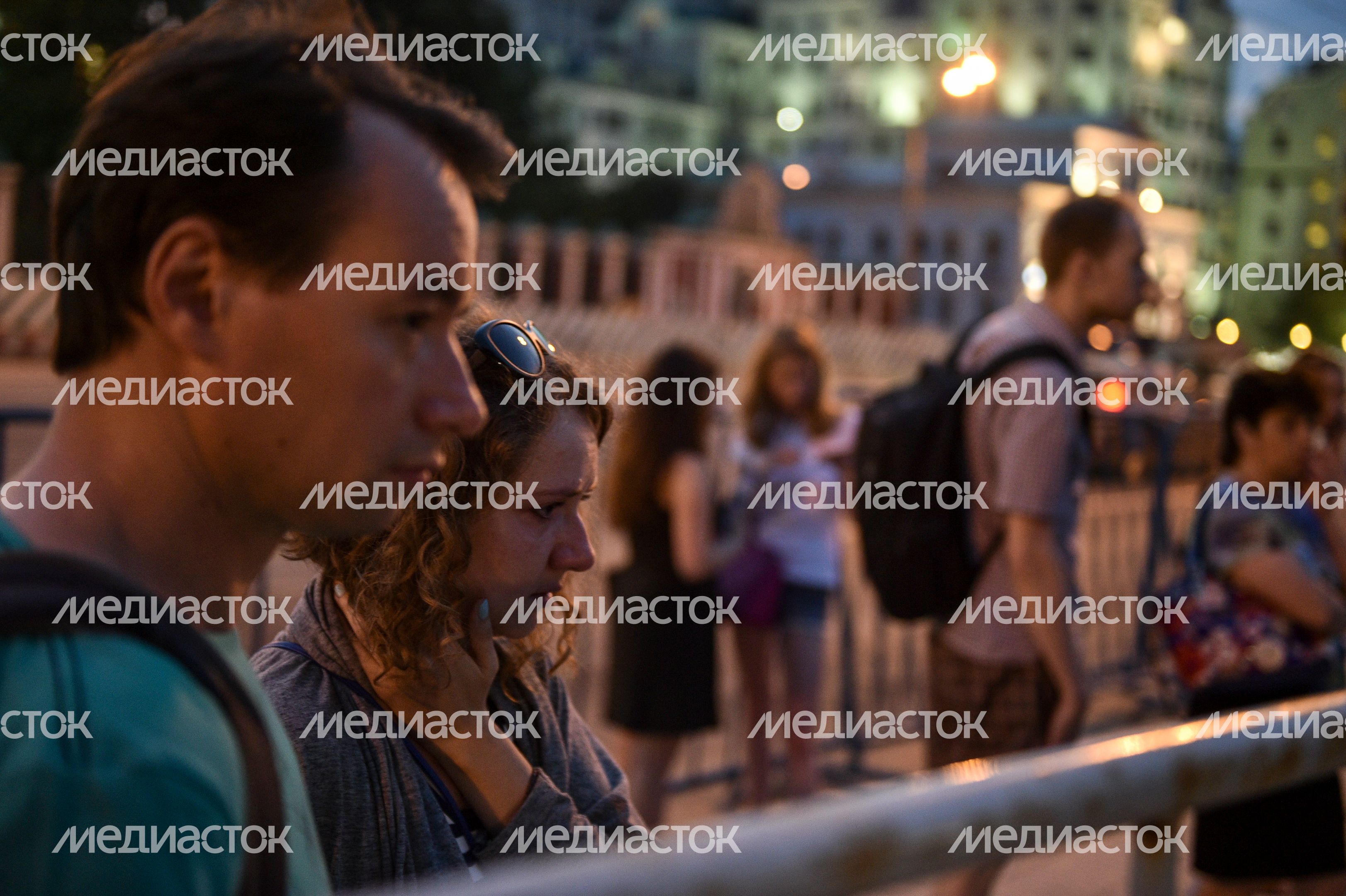 Жители Москвы несут цветы к посольству Франции Жители Москвы несут цветы к посольству Франции