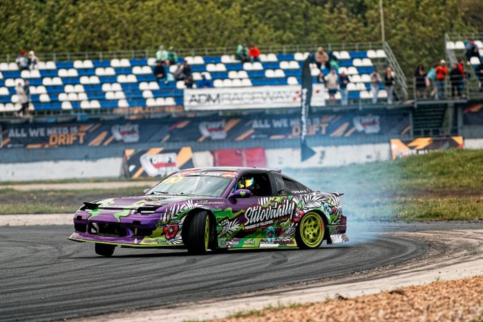 Гонка автомобилей на дрифт-фестивале скорости и драйва Drift Expo Track Mode 2025