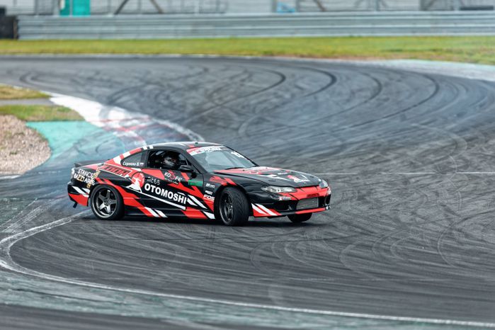 Дрифт-гонка автомобилей по автодрому Moscow Raceway на фестивале «Дрифт Экспо» в Волоколамске