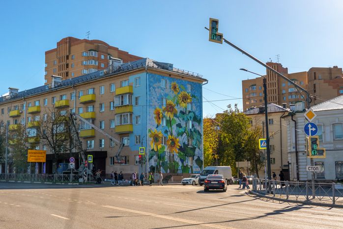Мурал с картиной «Подсолнухи» Константина Горбатова украсил фасад многоэтажки в Истре