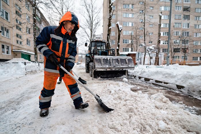 Уборка снега в поселке Большие Вяземы Одинцовского округа
