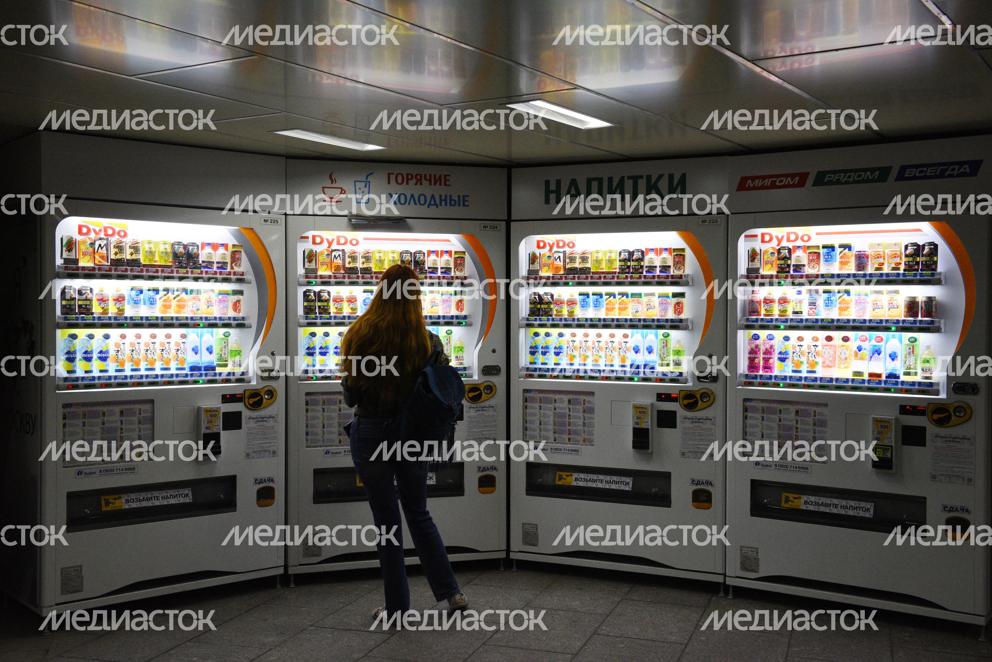 Автоматы по продаже напитков в подземном переходе в Москве
