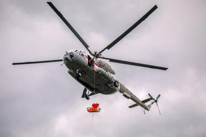 Тренировка эвакуации космонавтов из озера на борт вертолета