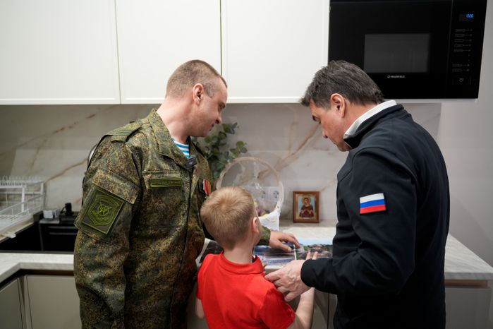 Андрей Воробьев накануне Пасхи навестил  в Электрогорске героя СВО и его семью