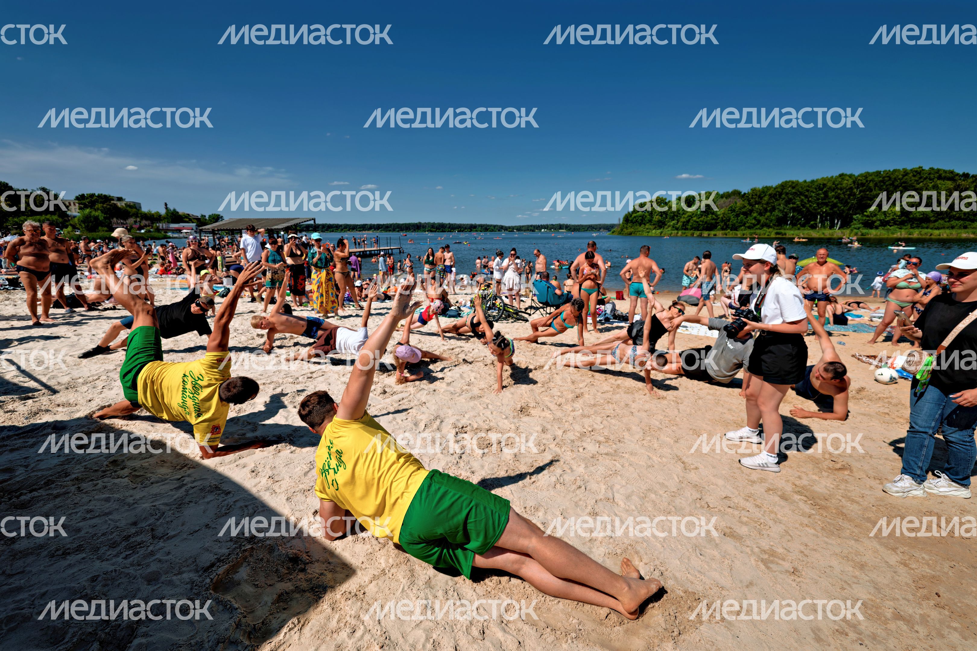 Лыжник Александр Легков и победитель шоу «Титаны» Николай Бобылев провели разминку на пляже набережной озера Сенеж