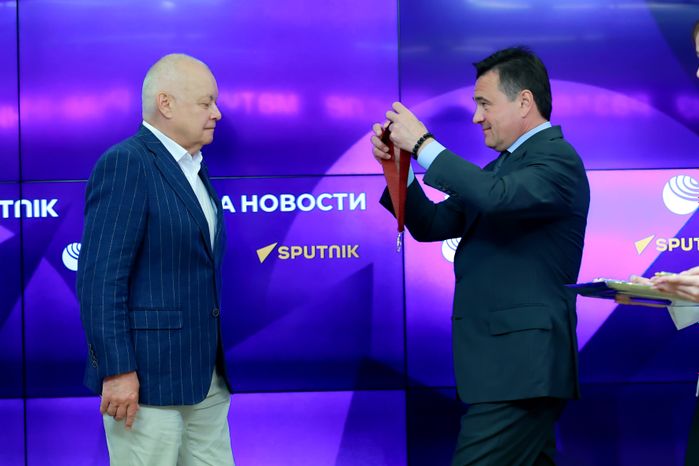 Андрей Воробьев вручил Дмитрию Киселеву Орден «За заслуги перед Московской областью» I степени