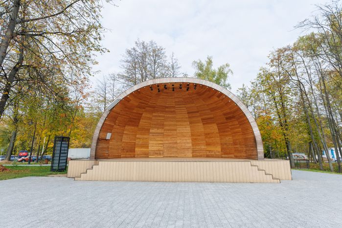 Сцена в парке «Киово» в Лобне осенью