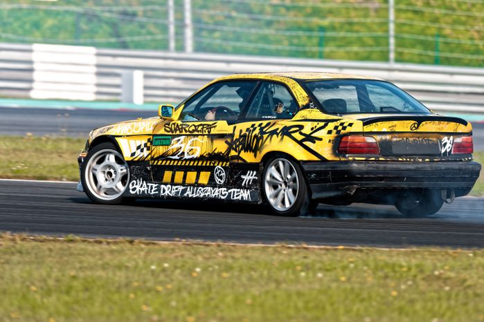 Дрифт-гонка автомобилей по автодрому Moscow Raceway на фестивале «Дрифт Экспо» в Волоколамске