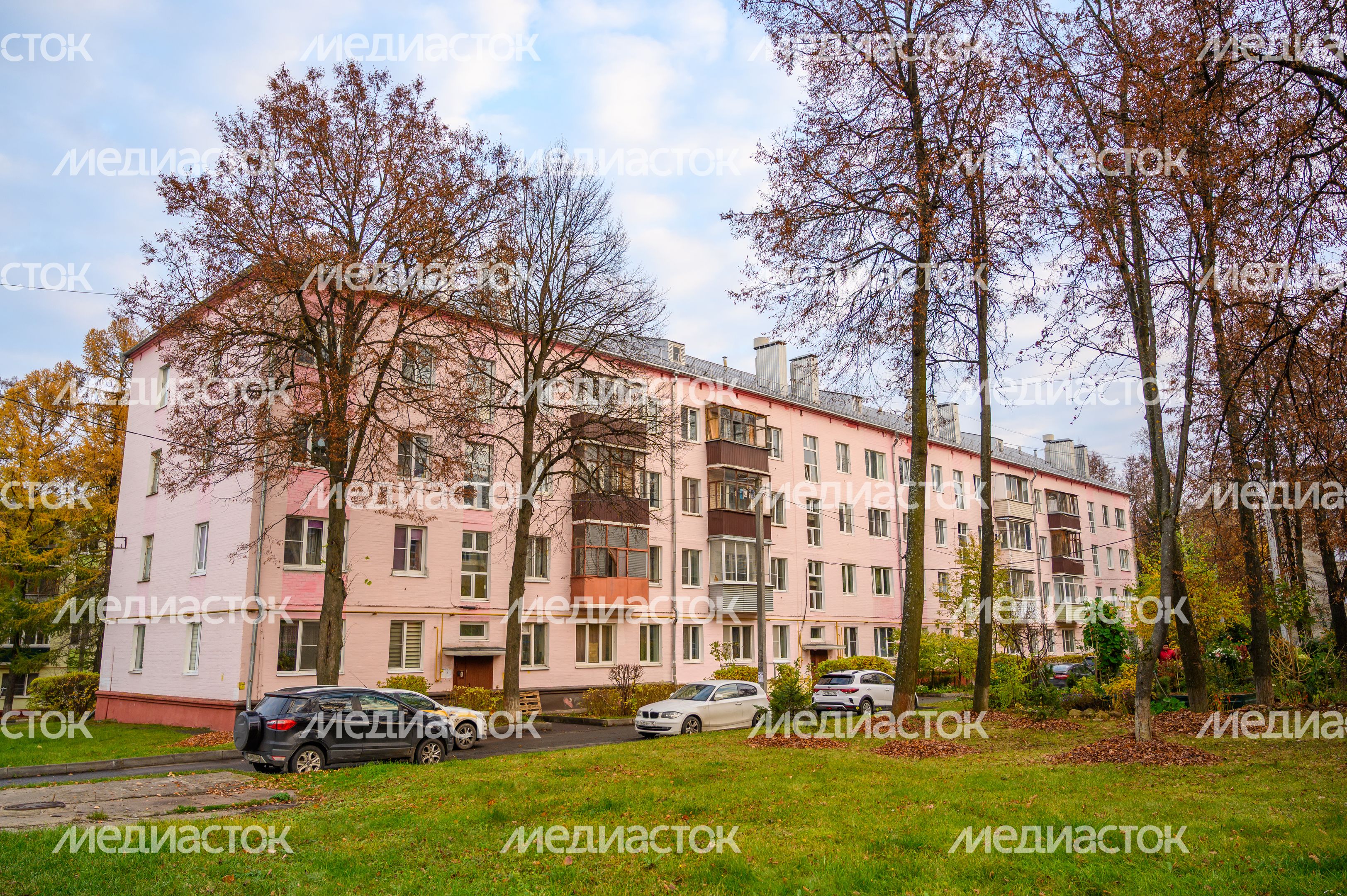 Многоквартирный дом в микрорайоне Авиационный Домодедово осенью Многоквартирный дом в микрорайоне Авиационный Домодедово осенью