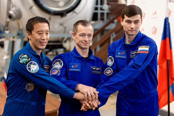 Космонавты основного экипажа МКС-73 Д. Ким, С.Н. Рыжиков, А.В. Зубрицкий на комплексной тренировке в Звездном городке