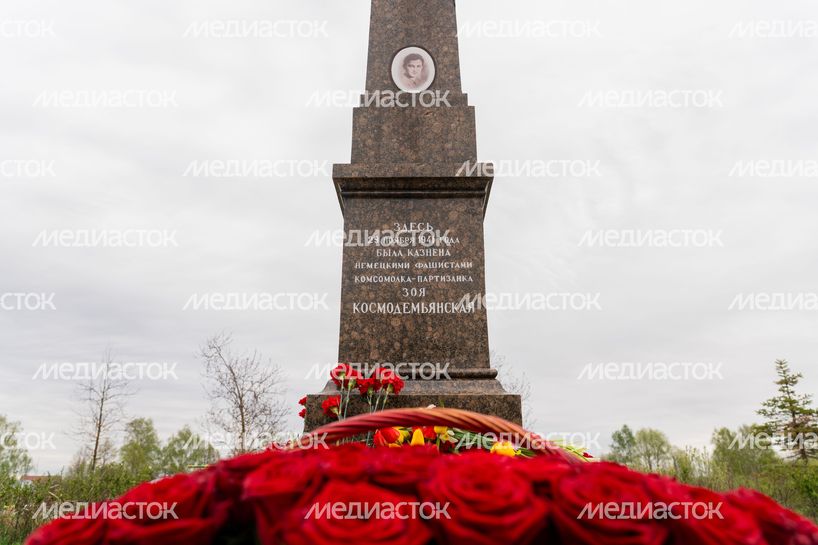 Возложение цветов к месту казни Зои Космодемьянской в День Победы в музейном комплексе «Зоя» Рузского округа Возложение цветов к месту казни Зои Космодемьянской в День Победы в музейном комплексе «Зоя» Рузского округа