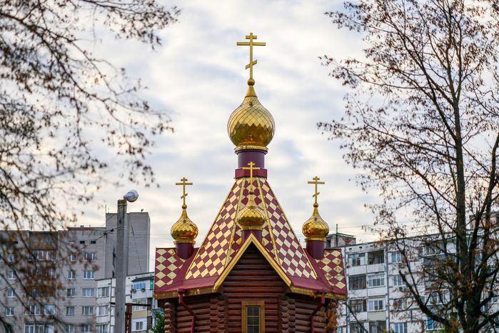 Церковь Державной иконы Божией Матери в микрорайоне Авиационный в Домодедово осенью