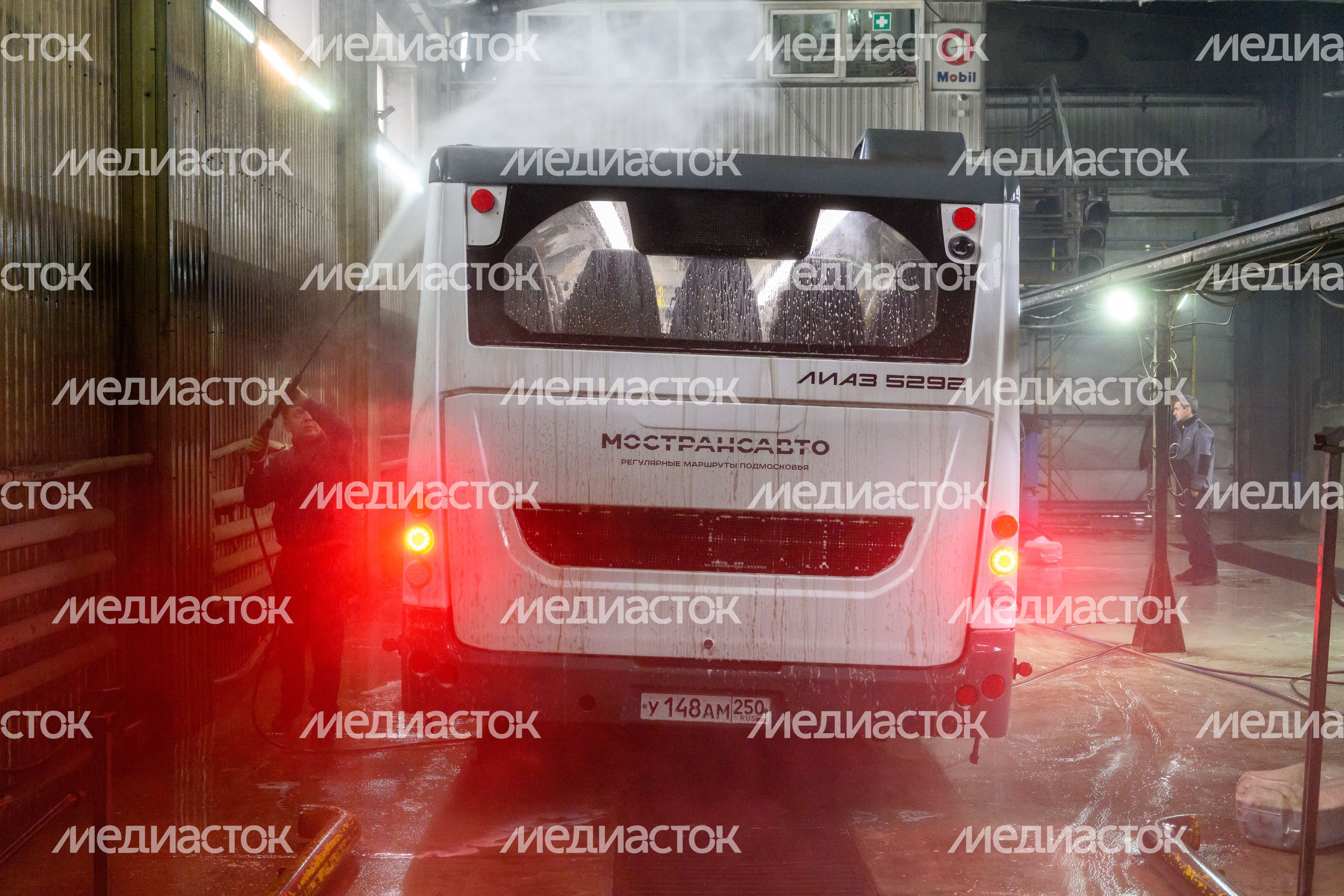 Мойка кузова автобуса перед отправлением в рейс Мойка кузова автобуса перед отправлением в рейс