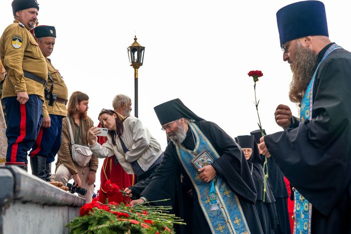 Возложение цветов на Батарее Раевского на Бородинском поле в День воинской славы России