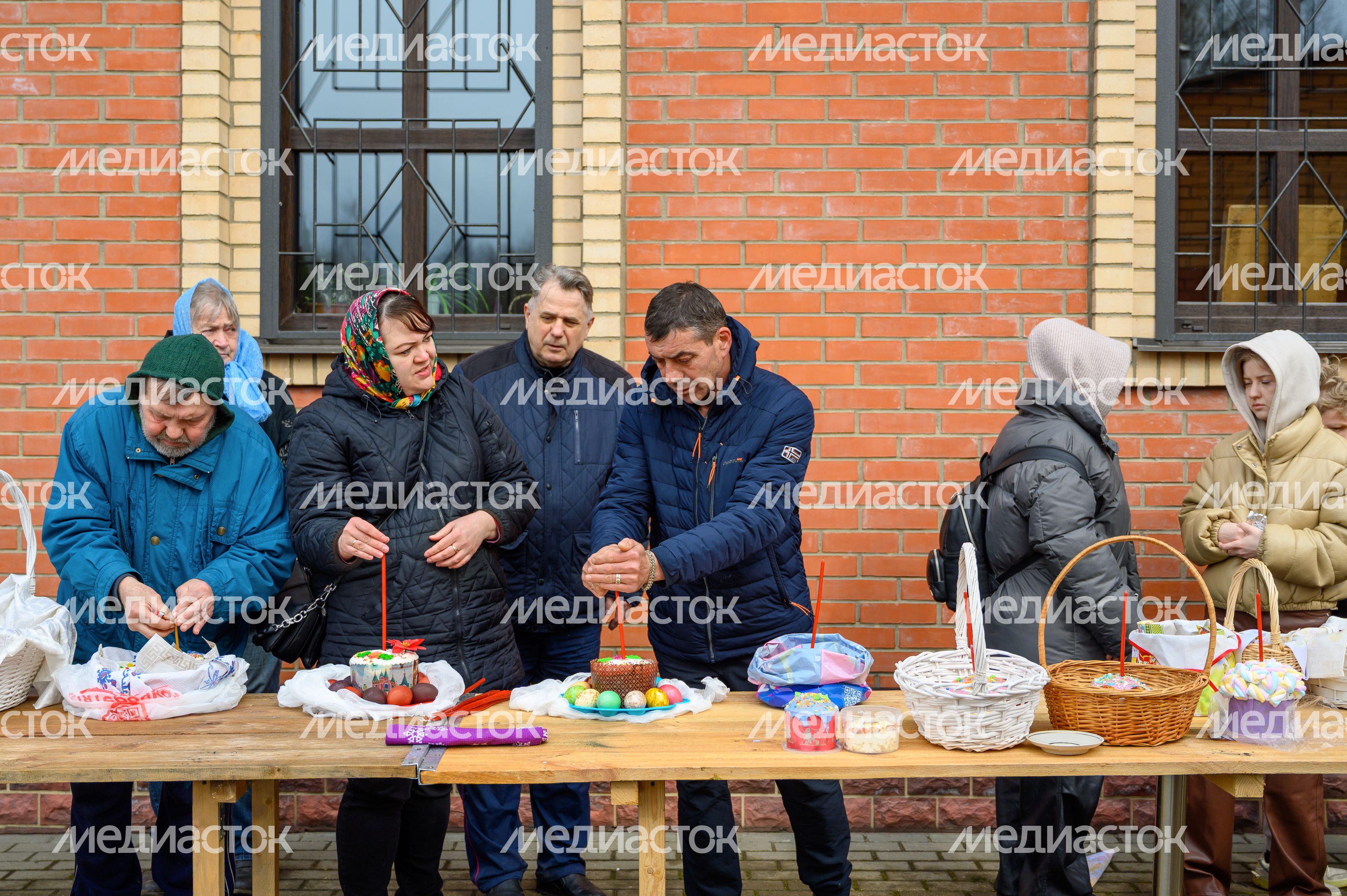 Освещение куличей в праздник Пасхи в храме Неопалимая Купина в Востряково округа Домодедово