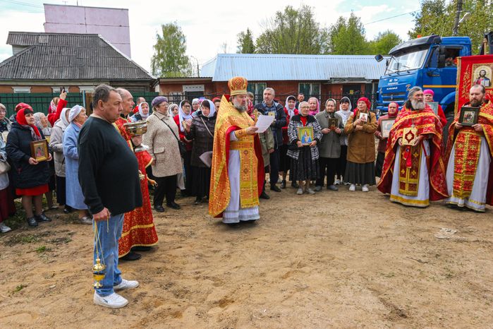 Водружение креста на Борисоглебскую церковь в Рузе
