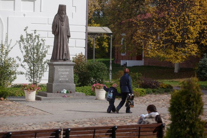 Памятник священномученику Серафиму в Дмитрове
