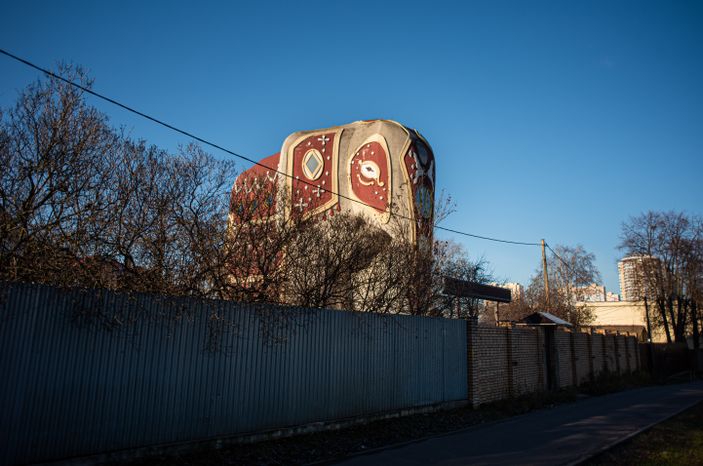 Дом-слон в Подмосковье осенью