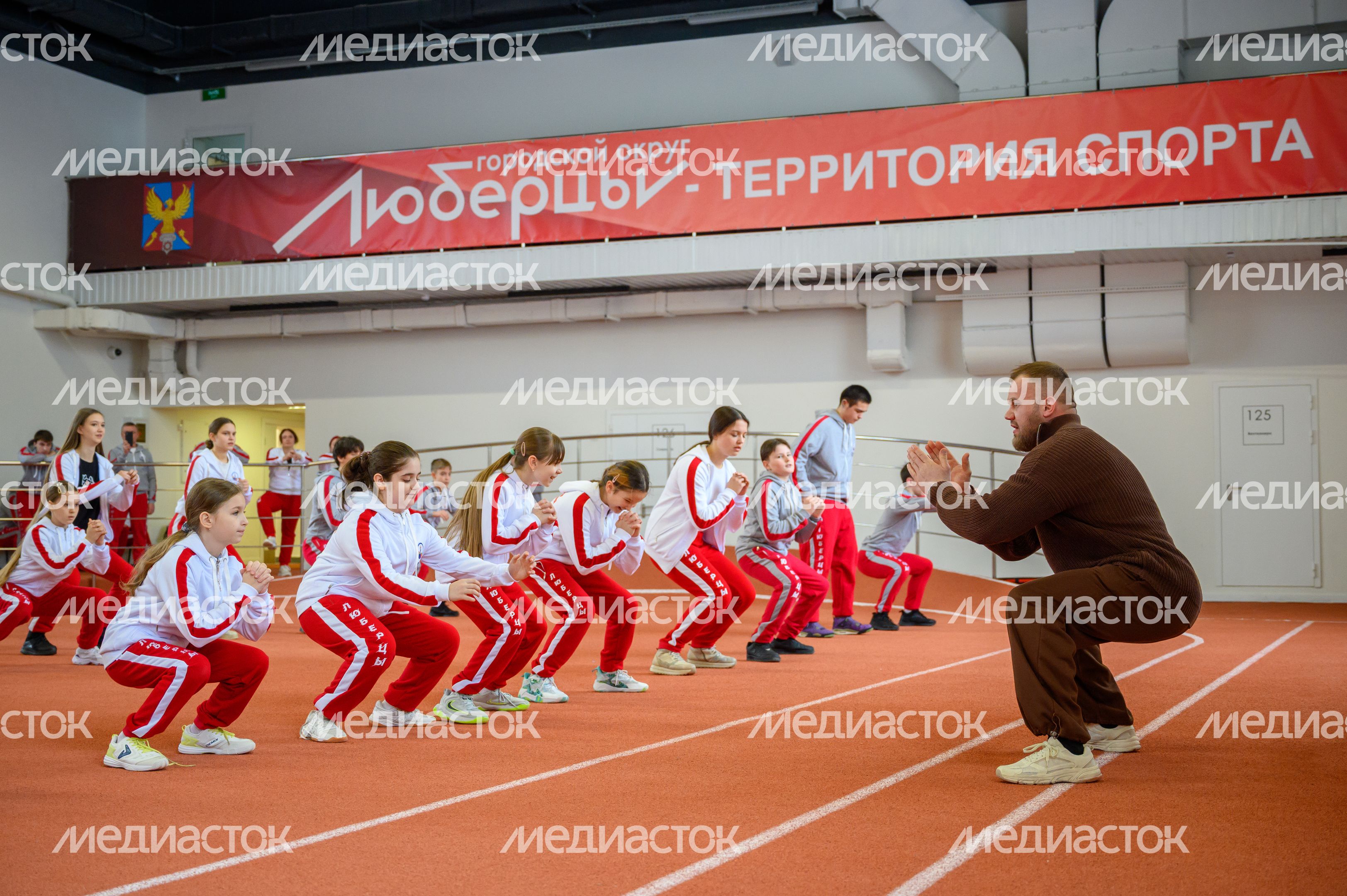 Актер и фитнес-стренер Андрей Сухин провел открытую тренировку для молодых спортсменов в Люберцах Актер и фитнес-стренер Андрей Сухин провел открытую тренировку для молодых спортсменов в Люберцах