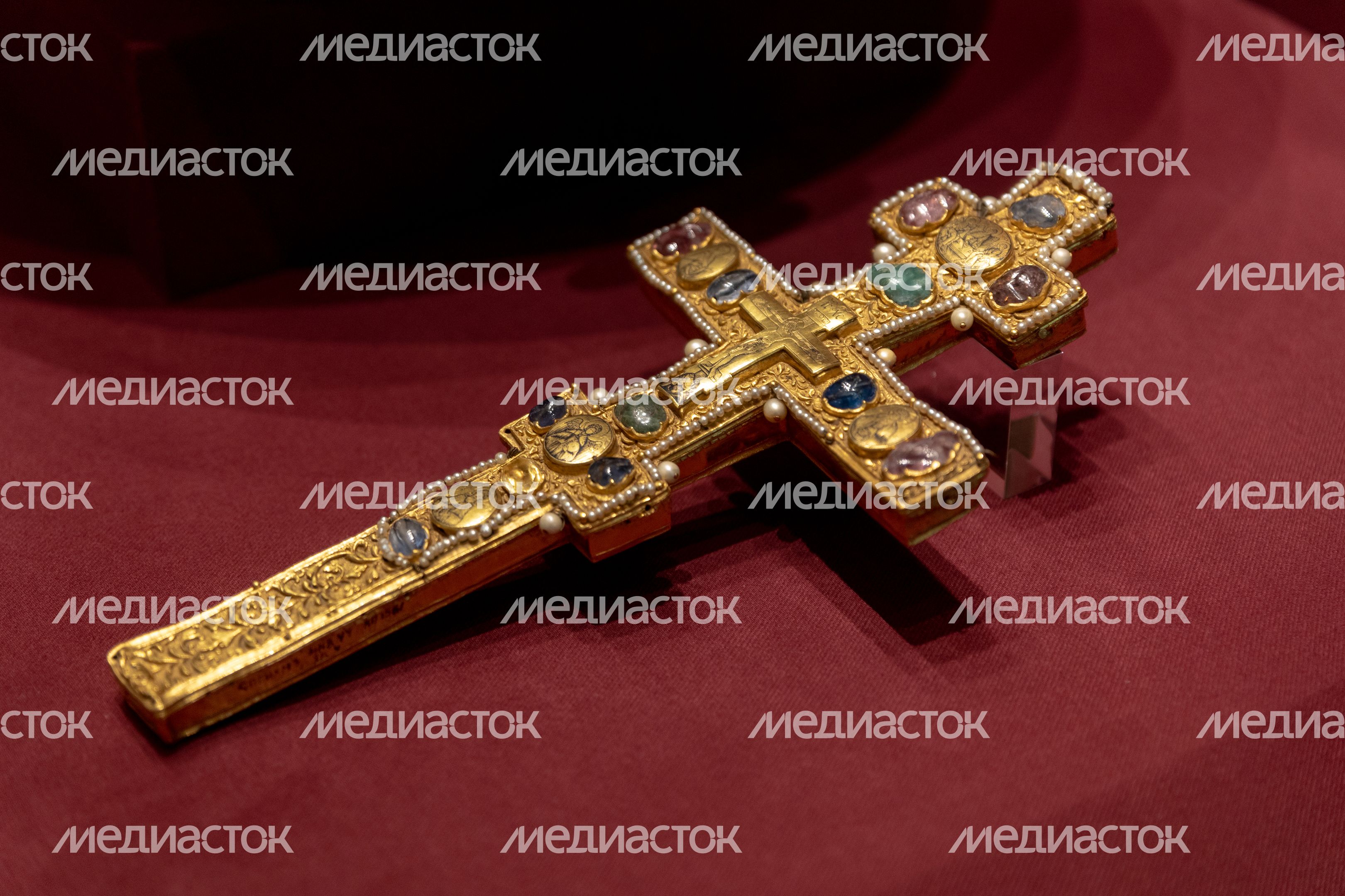 Ризница. Экспозиция Реликвия и сокровища Троице-Сергиева монастыря XI-XVII веков Ризница. Экспозиция Реликвия и сокровища Троице-Сергиева монастыря XI-XVII веков