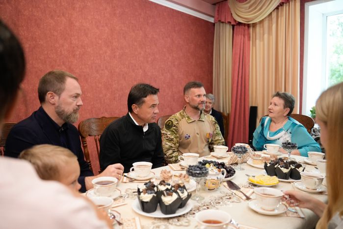Андрей Воробьев навестил ветерана СВО Дениса Лелькова и вручил ему медаль "За храбрость" II степени