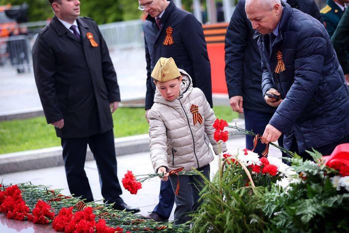 Возложение губернатором венка к Могиле Неизвестного Солдата