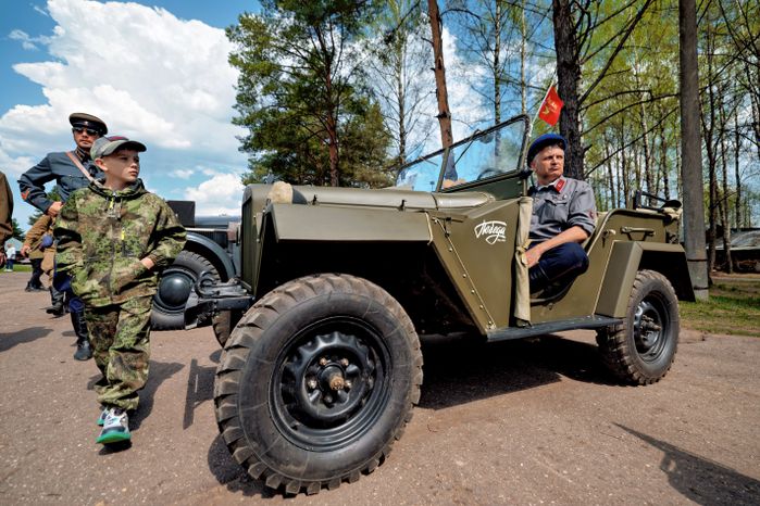 Армейские военные автомобили в музее аэроклуба ветеранов воинской службы в Кубинке