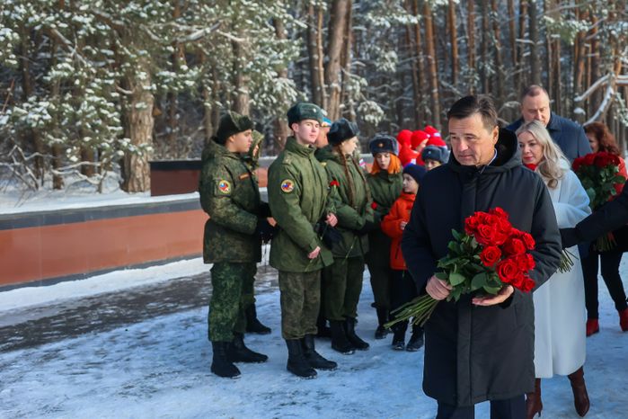 Андрей Воробьев возлагает цветы к мемориалу «Рубеж обороны»