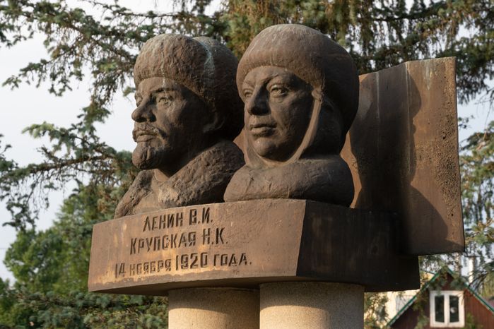 Ярополец Бюст Ленина и Крупской