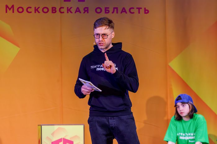 Актер театра, тренер по актерской импровизации Михаил Грищенко стал ведущим молодежного проекта «Театральный поединок»
