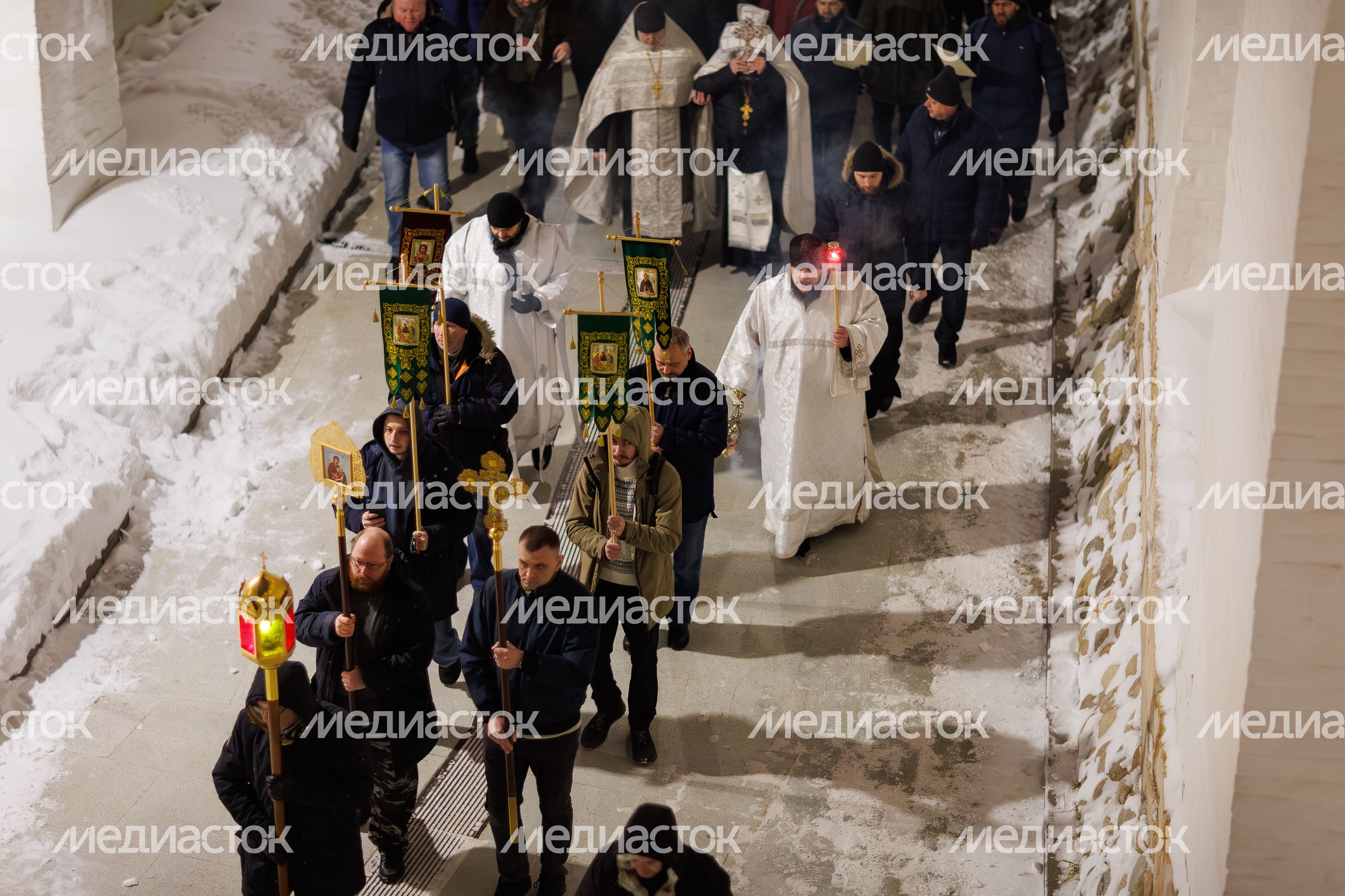 Крестный ход у стен Воскресенского Ново-Иерусалимского ставропигиального монастыря в Истре в праздник Крещения Господня Крестный ход у стен Воскресенского Ново-Иерусалимского ставропигиального монастыря в Истре в праздник Крещения Господня