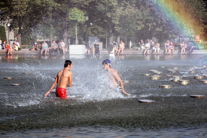 Молодые люди купаются в фонтане