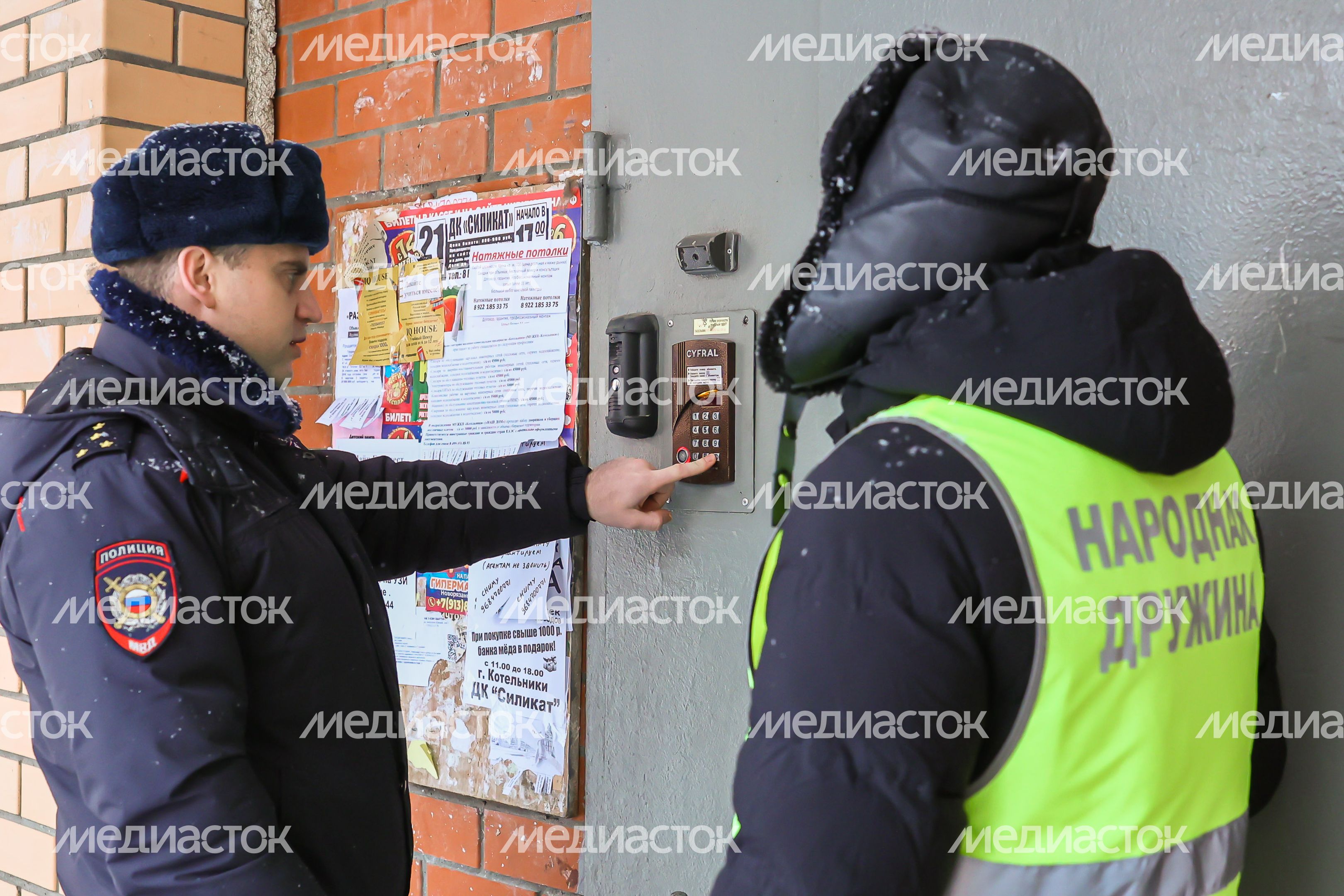 Народные дружинники и сотрудники полиции патрулируют улицы Подмосковья Народные дружинники и сотрудники полиции патрулируют улицы Подмосковья