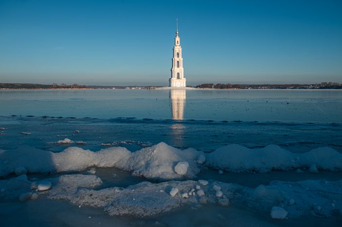 Зимние виды Колокольни Николаевского собора в Калязине