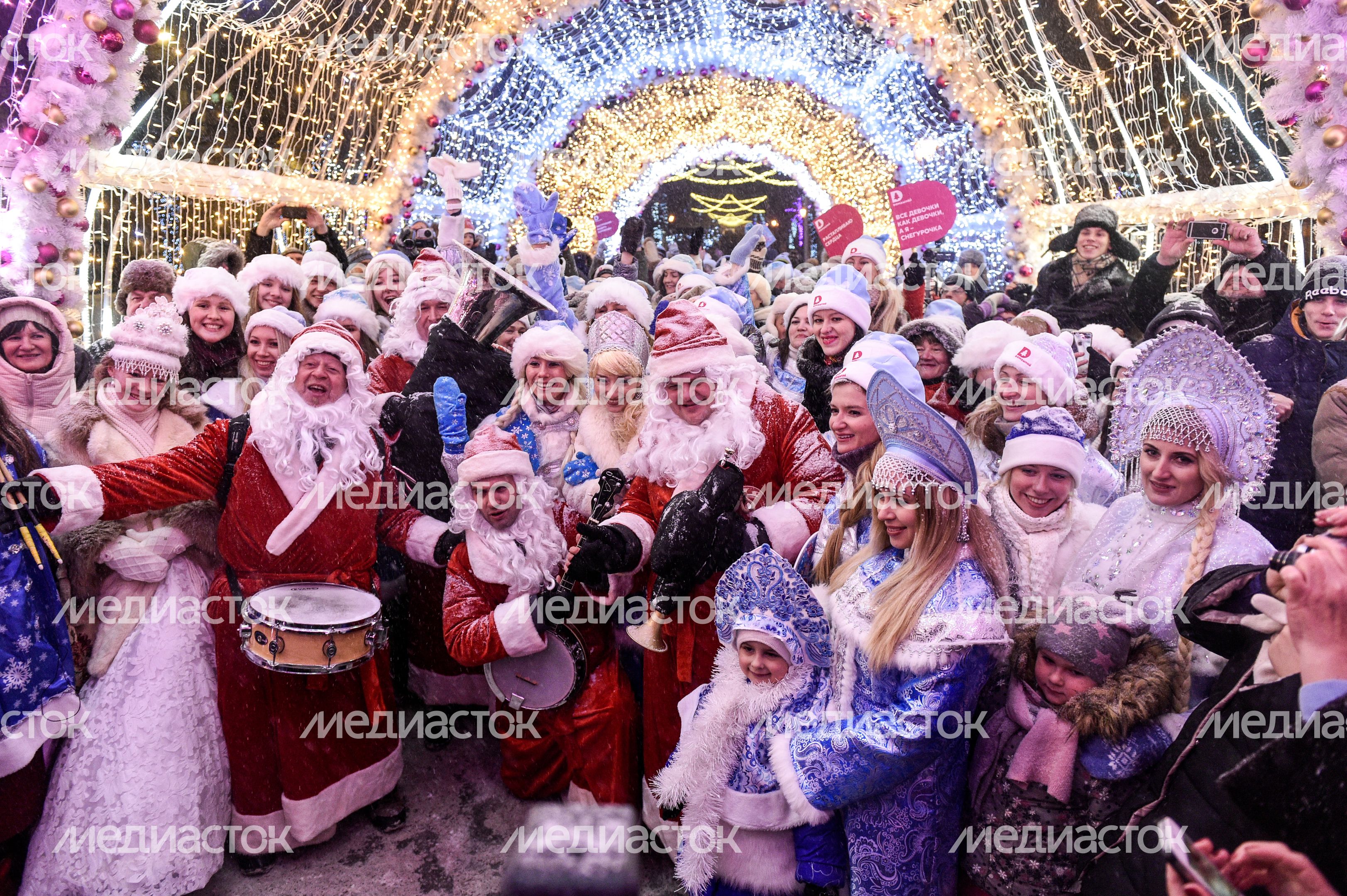Парад Снегурочек в Москве Парад Снегурочек в Москве