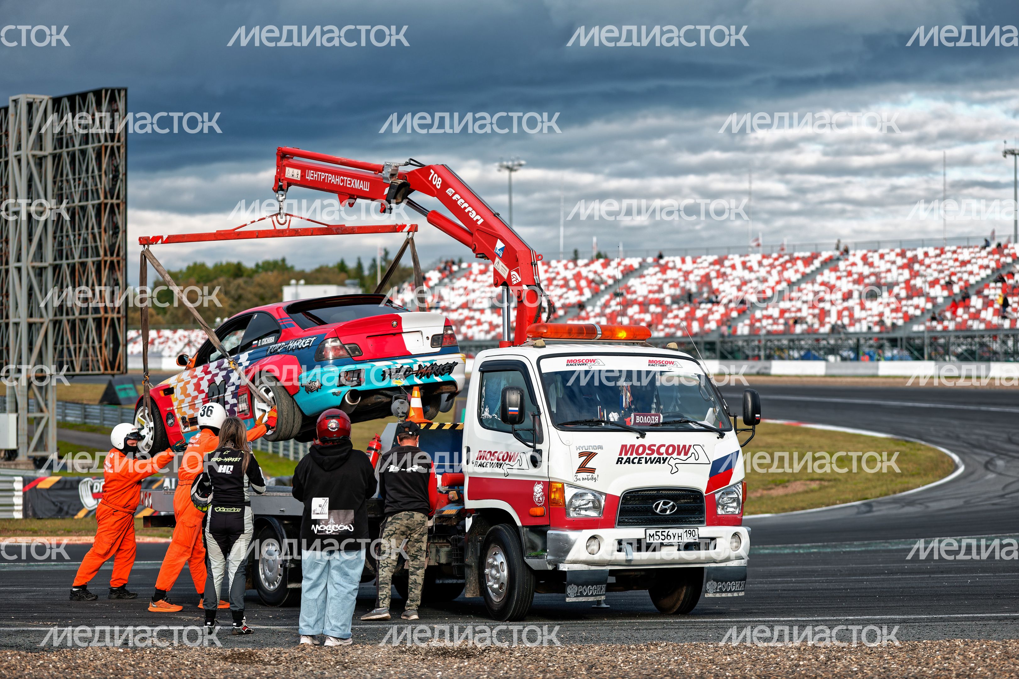 Дрифт-гонка автомобилей по автодрому Moscow Raceway на фестивале «Дрифт Экспо» в Волоколамске Дрифт-гонка автомобилей по автодрому Moscow Raceway на фестивале «Дрифт Экспо» в Волоколамске