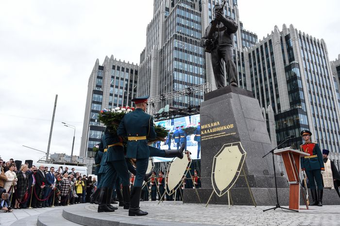 В Москве торжественно открыли памятник Михаилу Калашникову