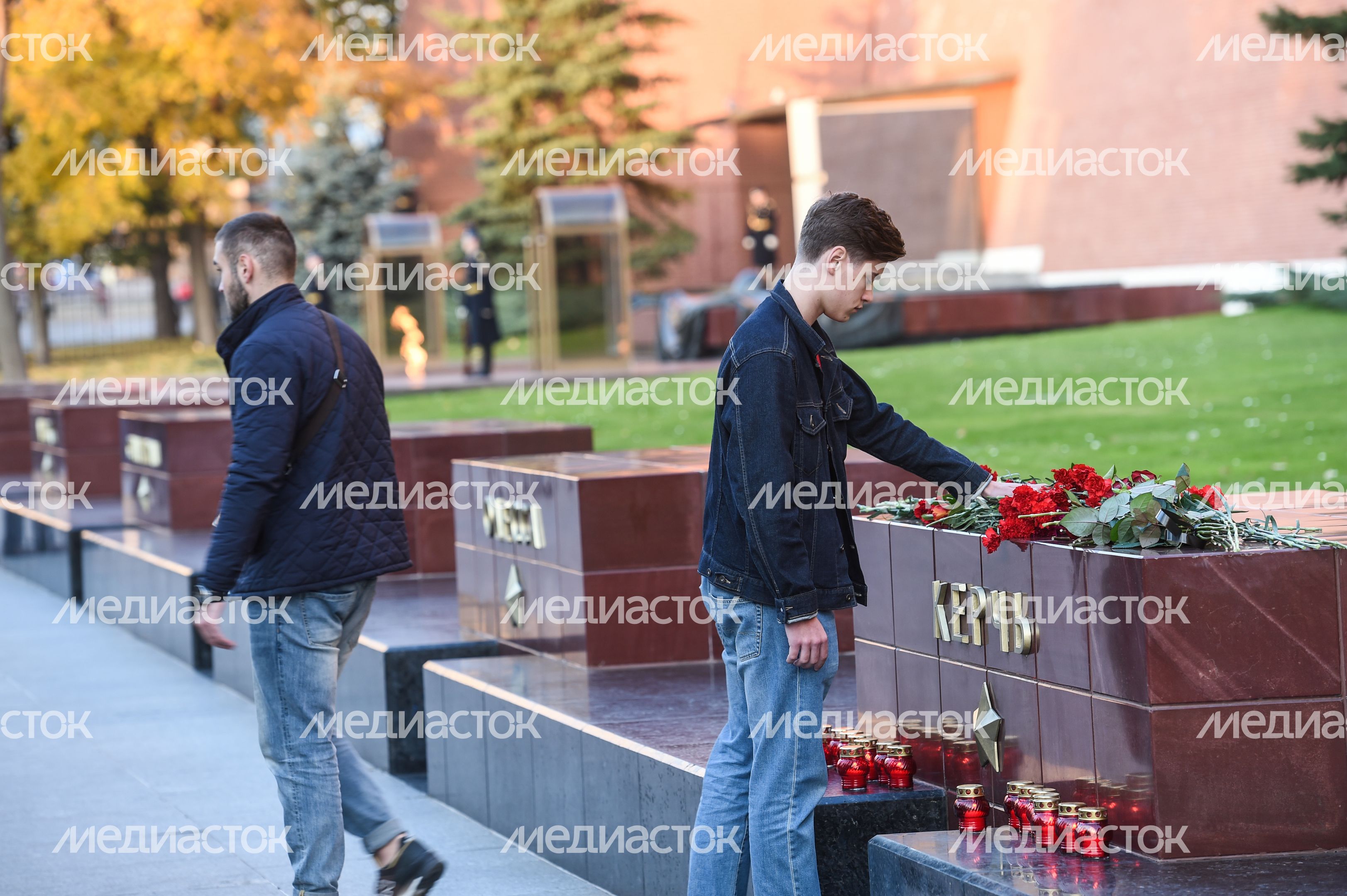 Возложение цветов к мемориалу города Керчь в Москве Возложение цветов к мемориалу города Керчь в Москве