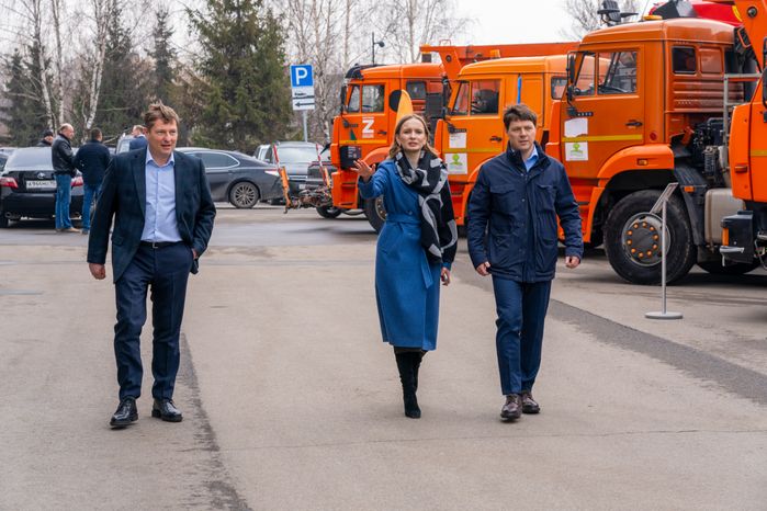 Заместитель Председателя Правительства Московской области Владислав Мурашов осмотрел выставку коммунальной техники