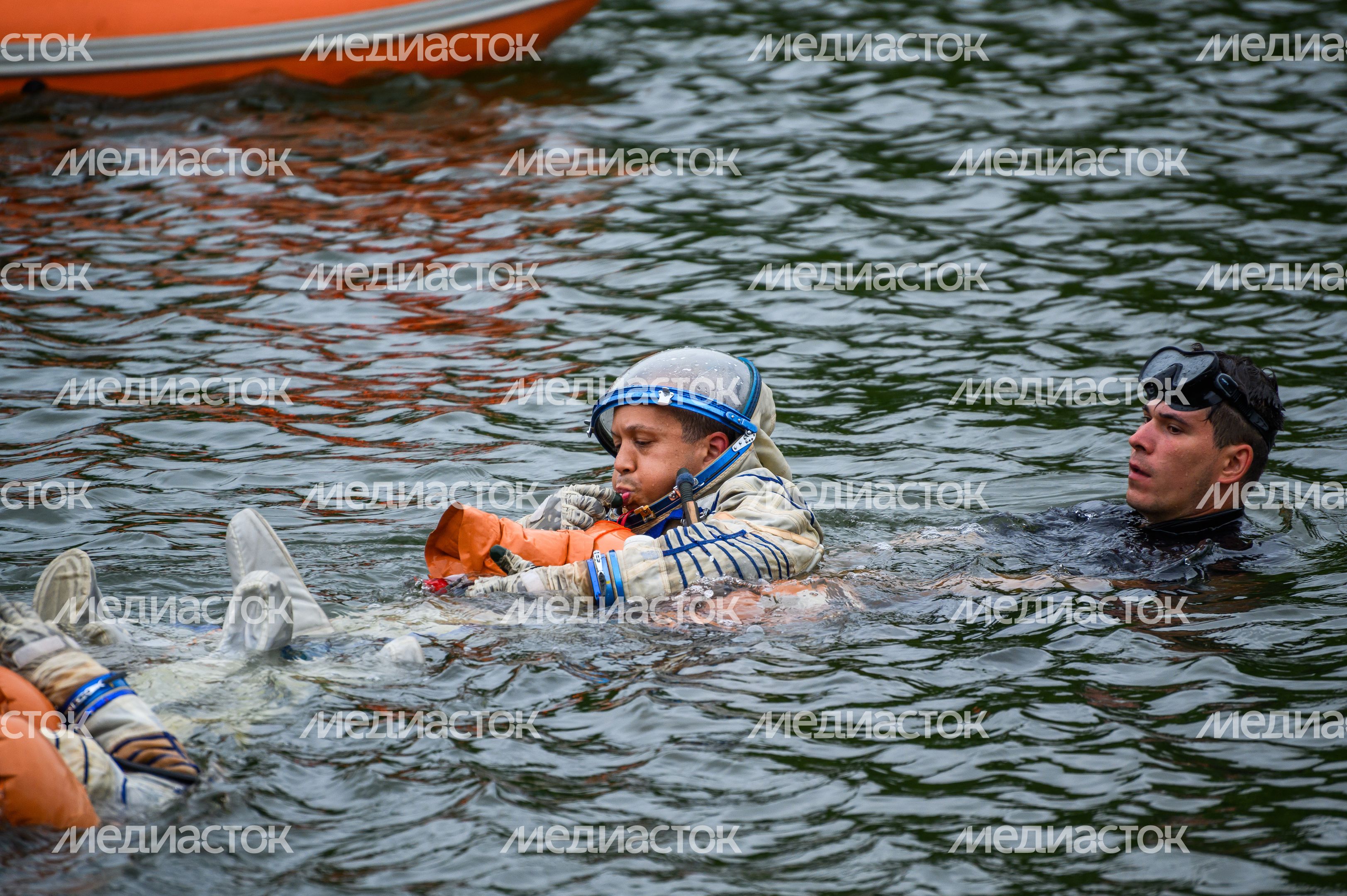 Тренировка космонавтов по действиям после посадки на воду в Ногинске