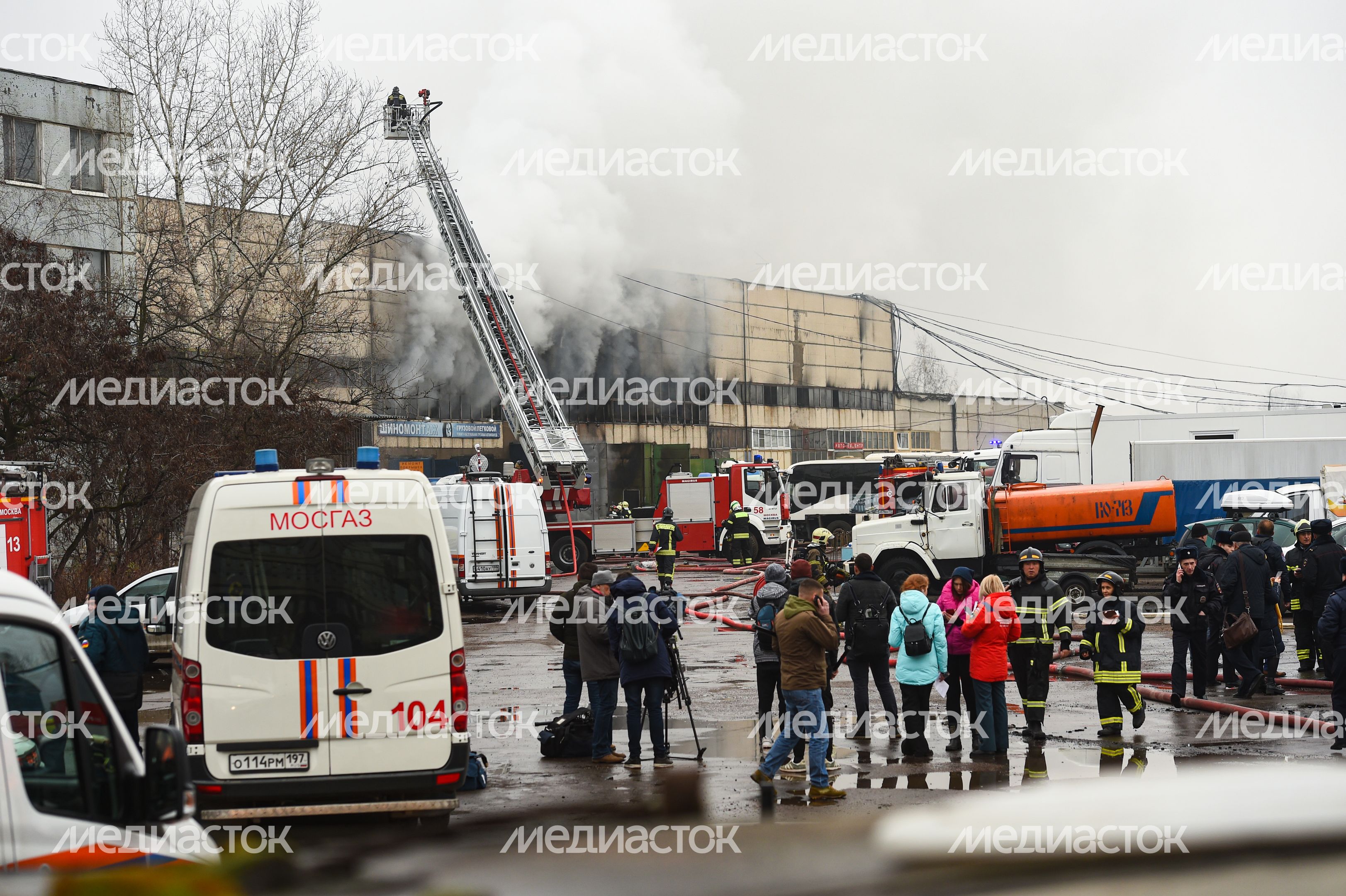 Пожар в складском помещении на улице Маршала Прошлякова в Москве
