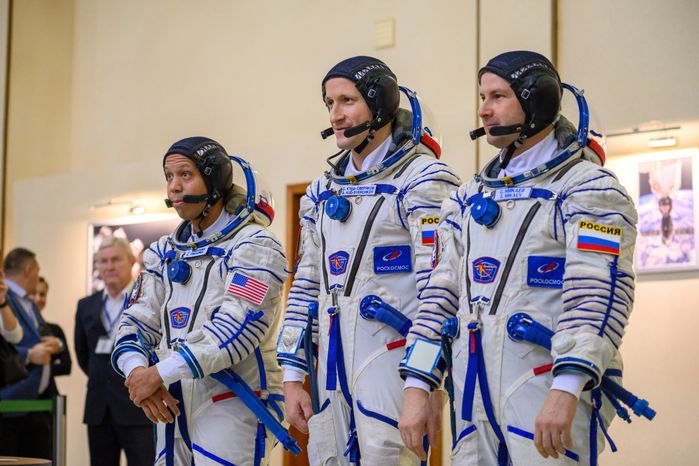 Космонавты основного экипажа МКС-74 Кристофер Уилльямс, Сергей Кудь-Сверчков, Сергей Микаев в Звездном городке
