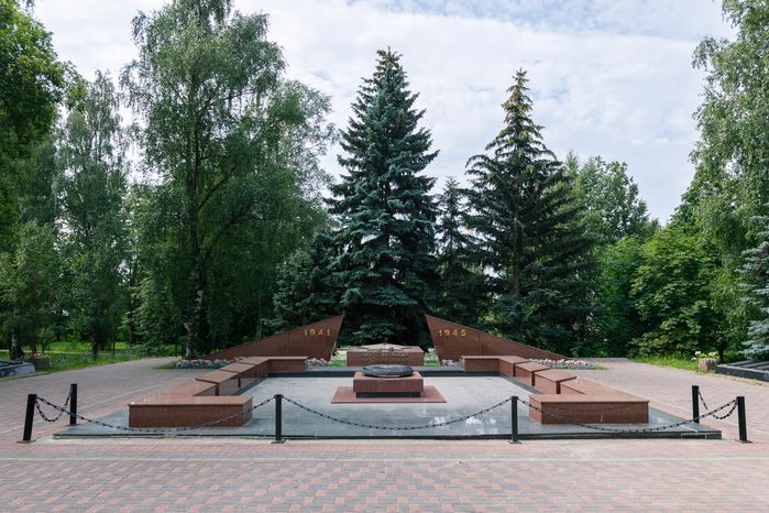 Памятник воинам, павшим в Великой Отечественной войне, в сквере Победы в Дзержинском