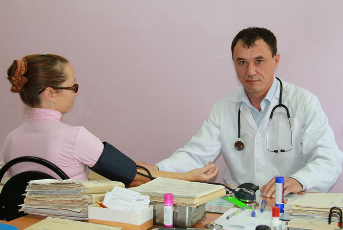 Терапевт ведет прием