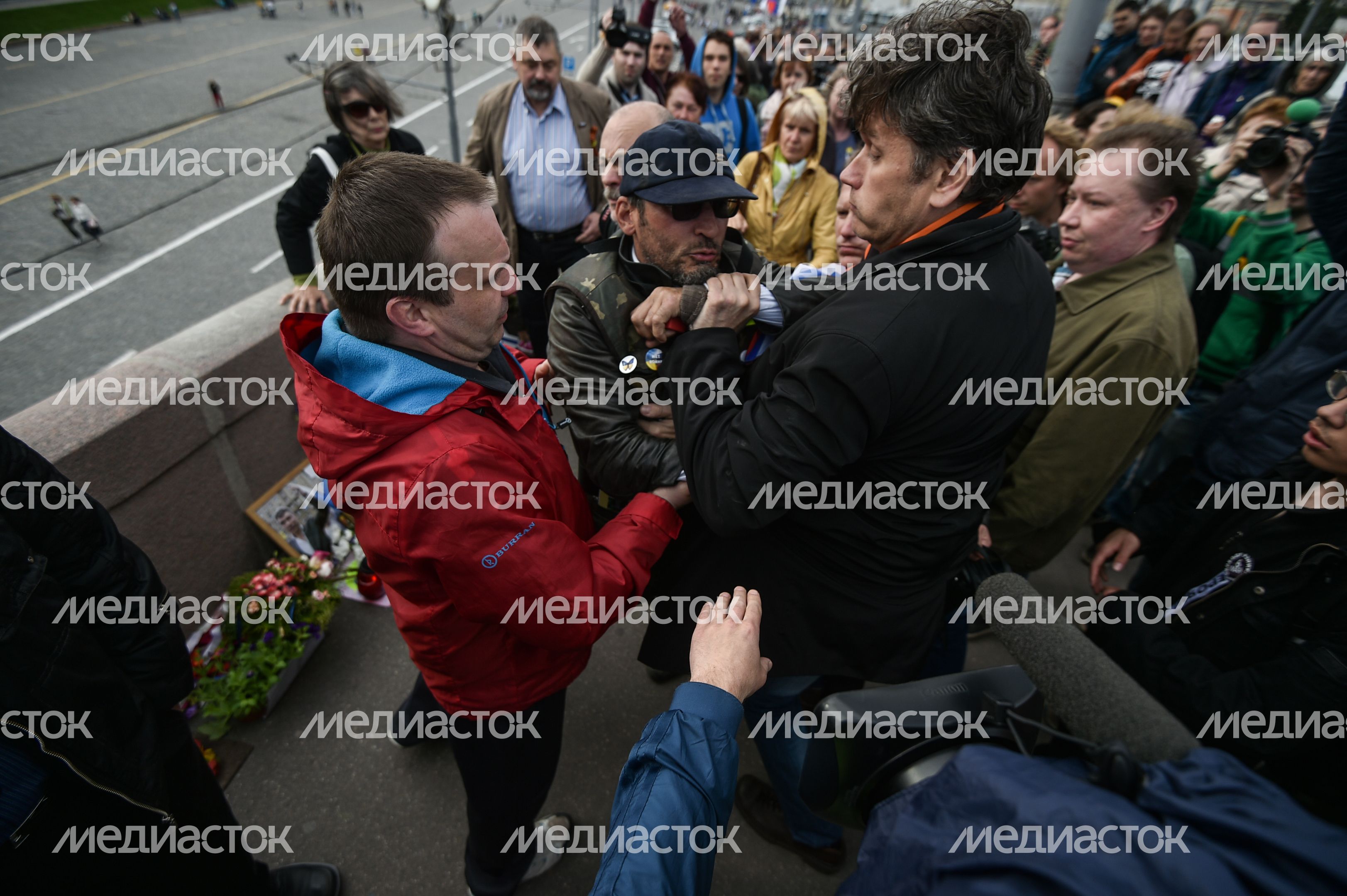 Возложение цветов к месту убийства Бориса Немцова в Москве Возложение цветов к месту убийства Бориса Немцова в Москве