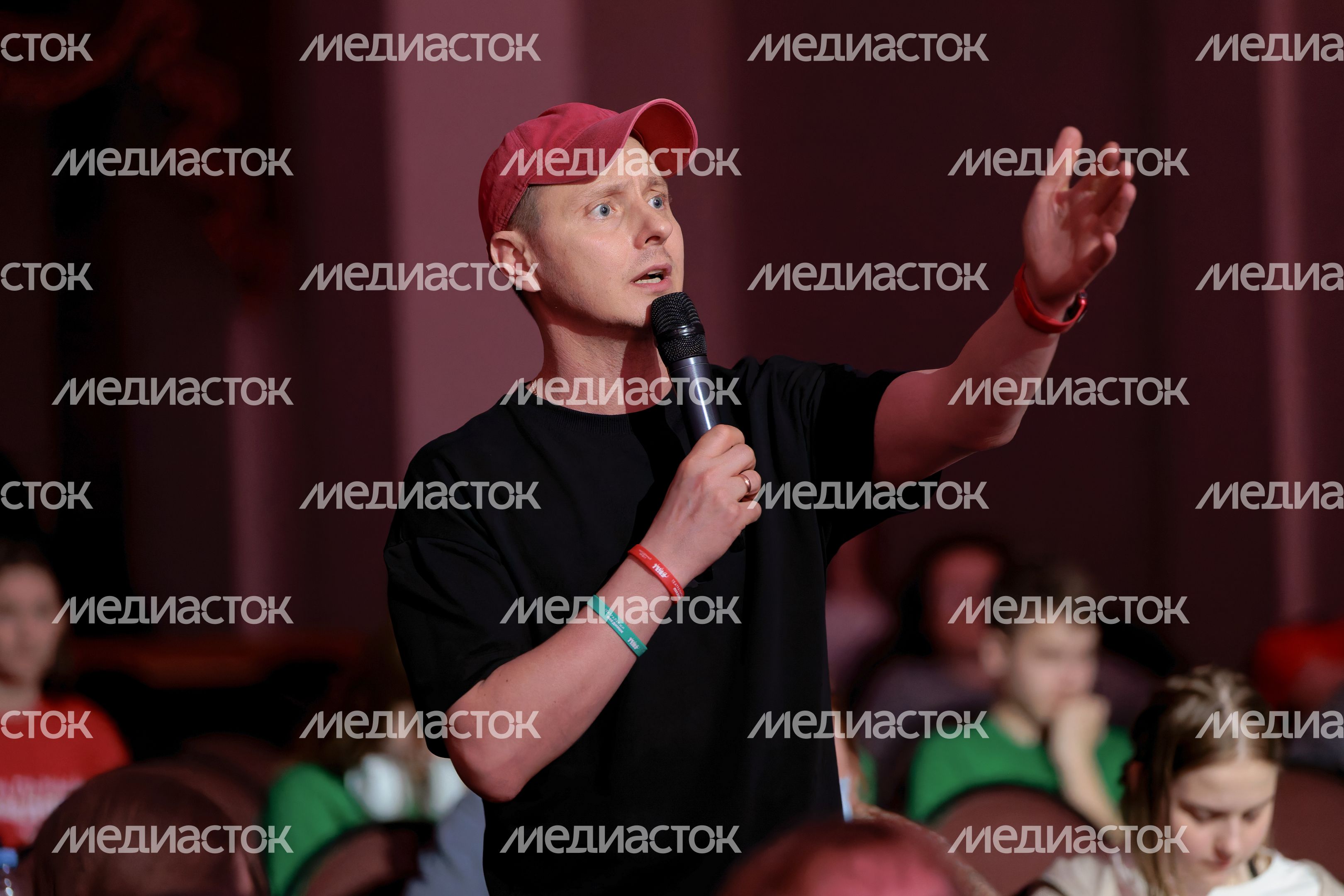 Автор и руководитель проекта «Театральный поединок» Максим Драченин Автор и руководитель проекта «Театральный поединок» Максим Драченин